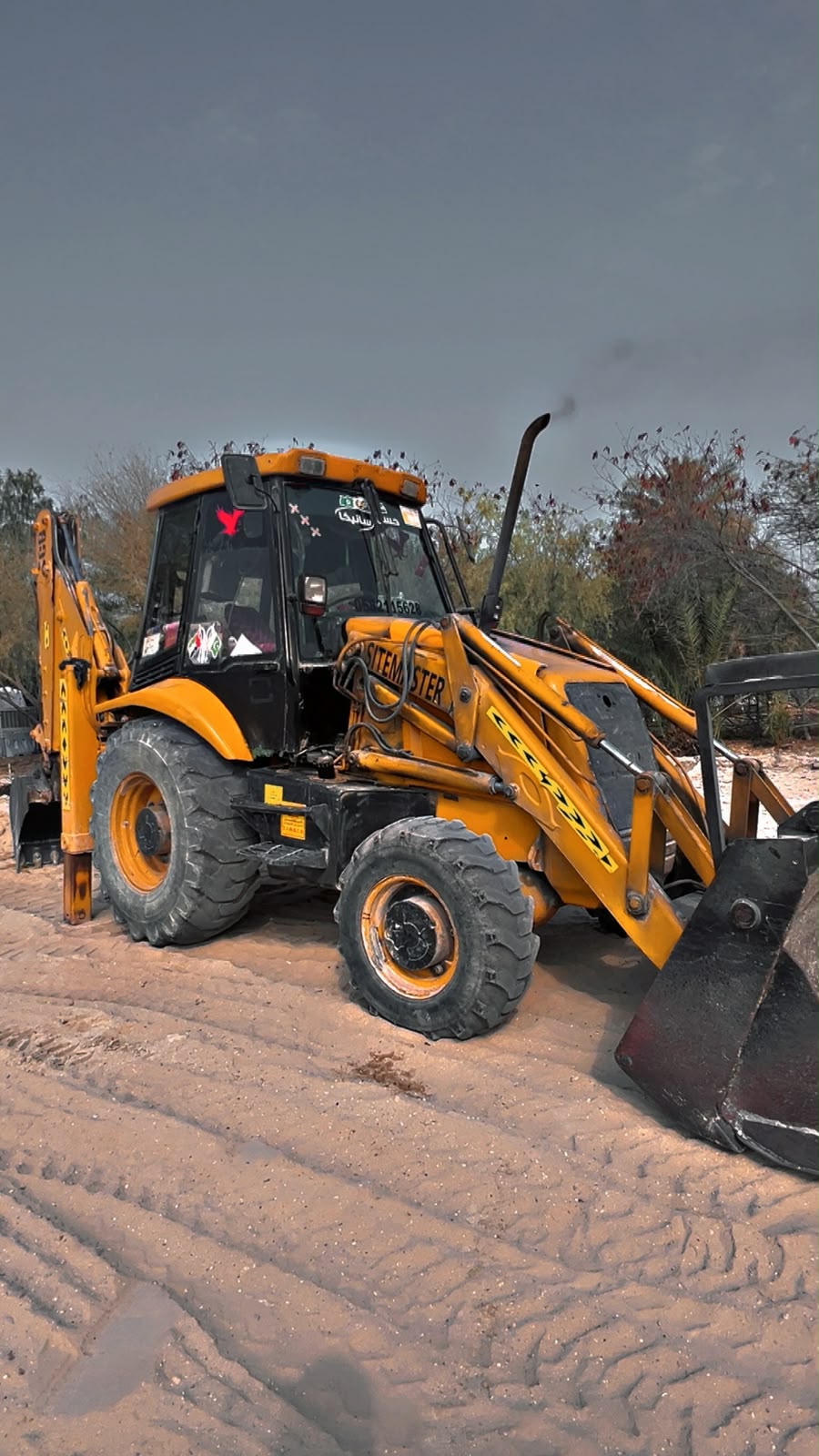 JCB backhoe loader rental in Dubai for excavation